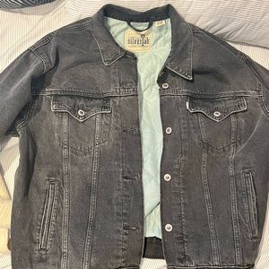 Mens Dark Gray Levis Denim Jacket lined with teal puffer material size Large